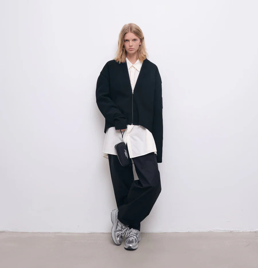 kvinde med ay atudios brilleetui