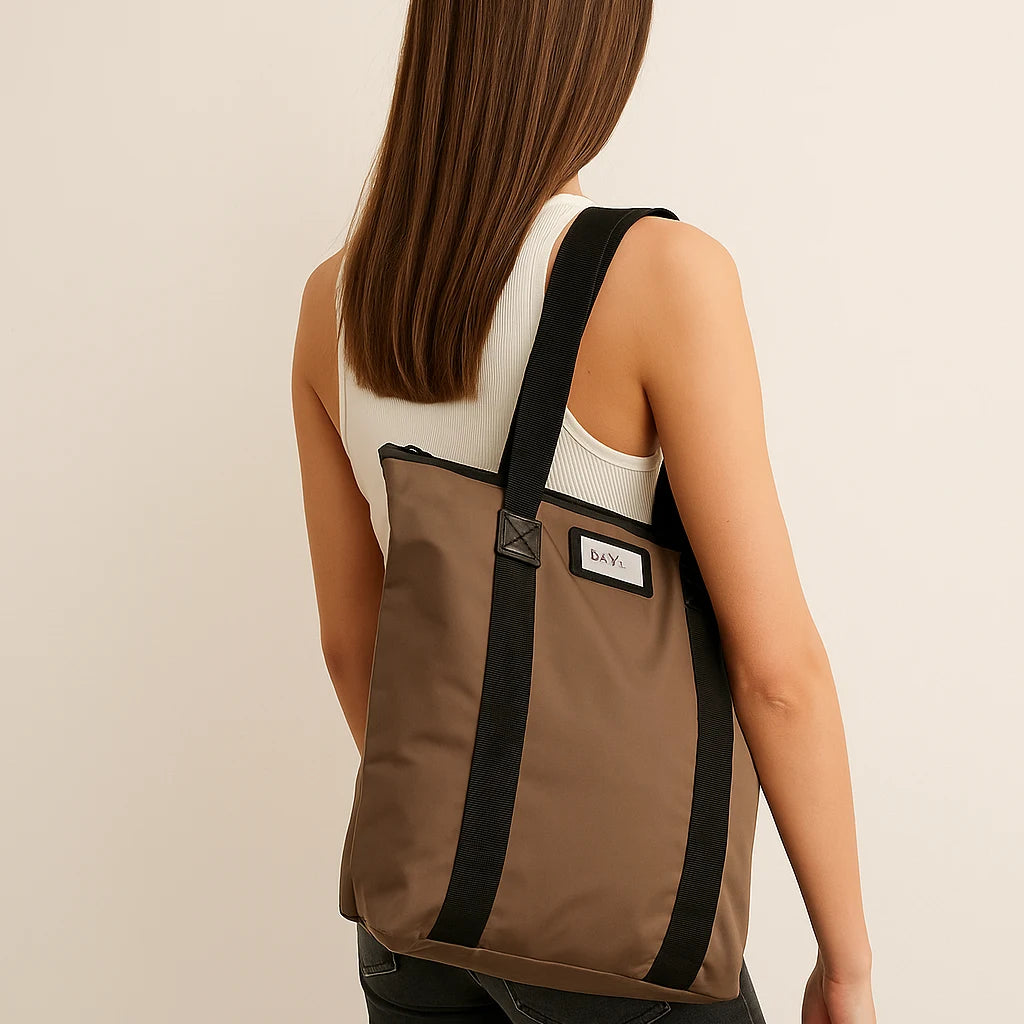 Kvinde med Day Gweneth RE-S bag/ Stor shopper i farven Caribou