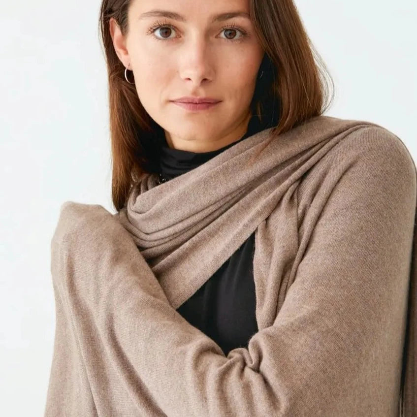 Kvinde med Mirja Oversized Scarf Brun