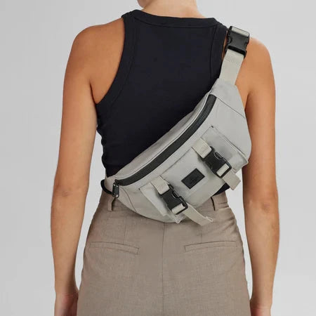 Markberg East Mbg Bæltetaske Dove Grey, på dame