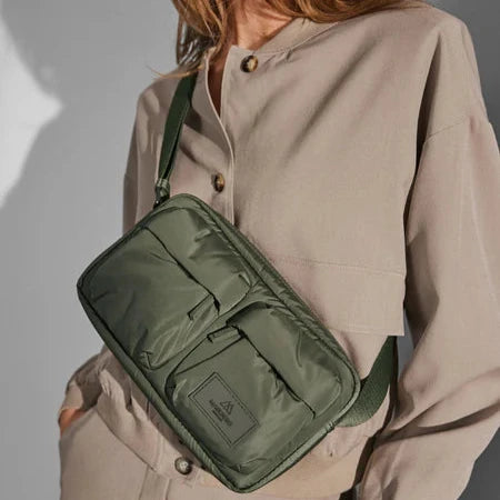 Markberg Beat Crossbody Olive med dame