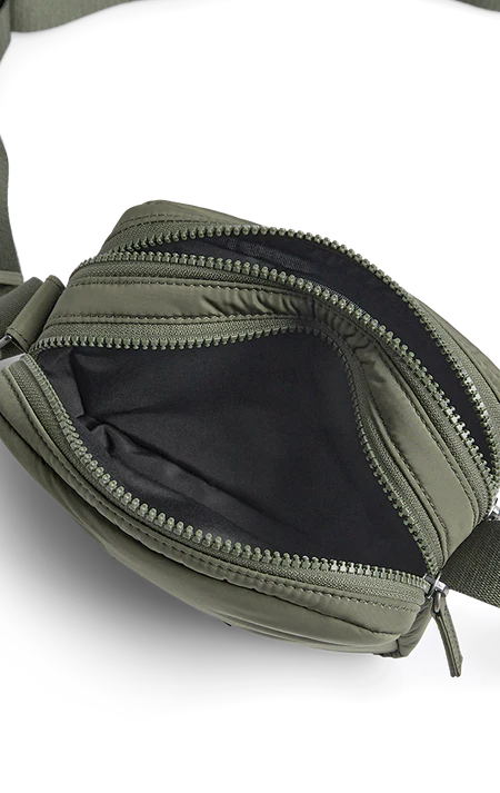Markberg LessMBG Crossbody, Dark Olive, åben