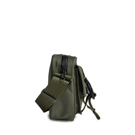 Markberg WestMBG Crossbody Dark Olive, fra siden