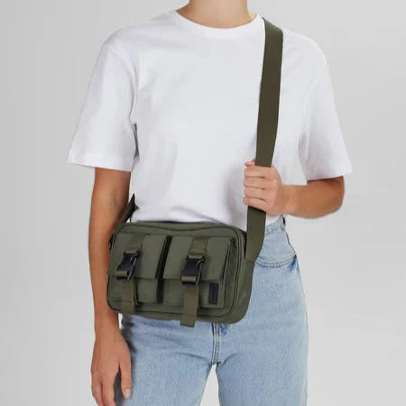 Markberg WestMBG Crossbody Dark Olive, på dame