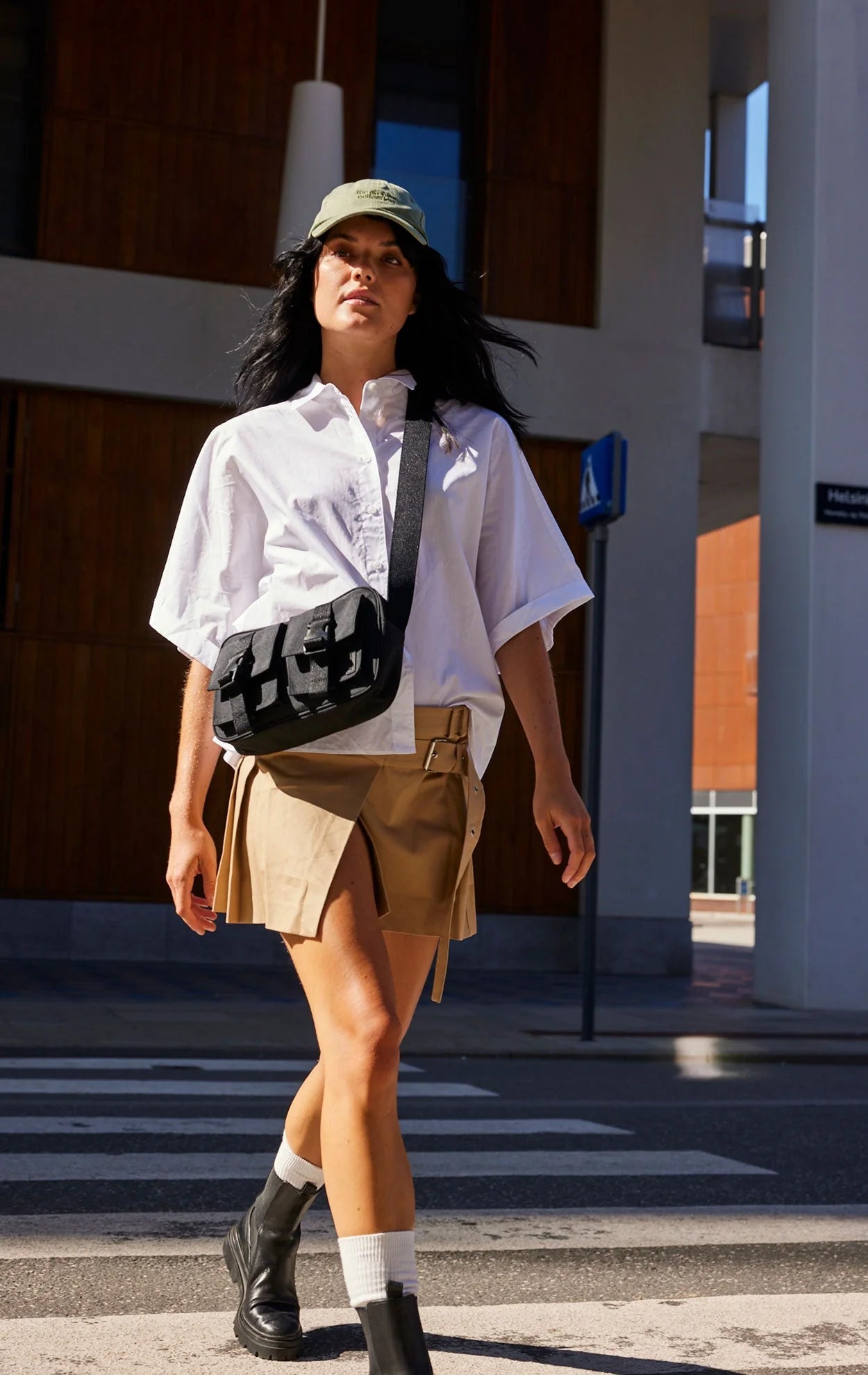 kvinde med markberg mbgwest sort crossbody taske