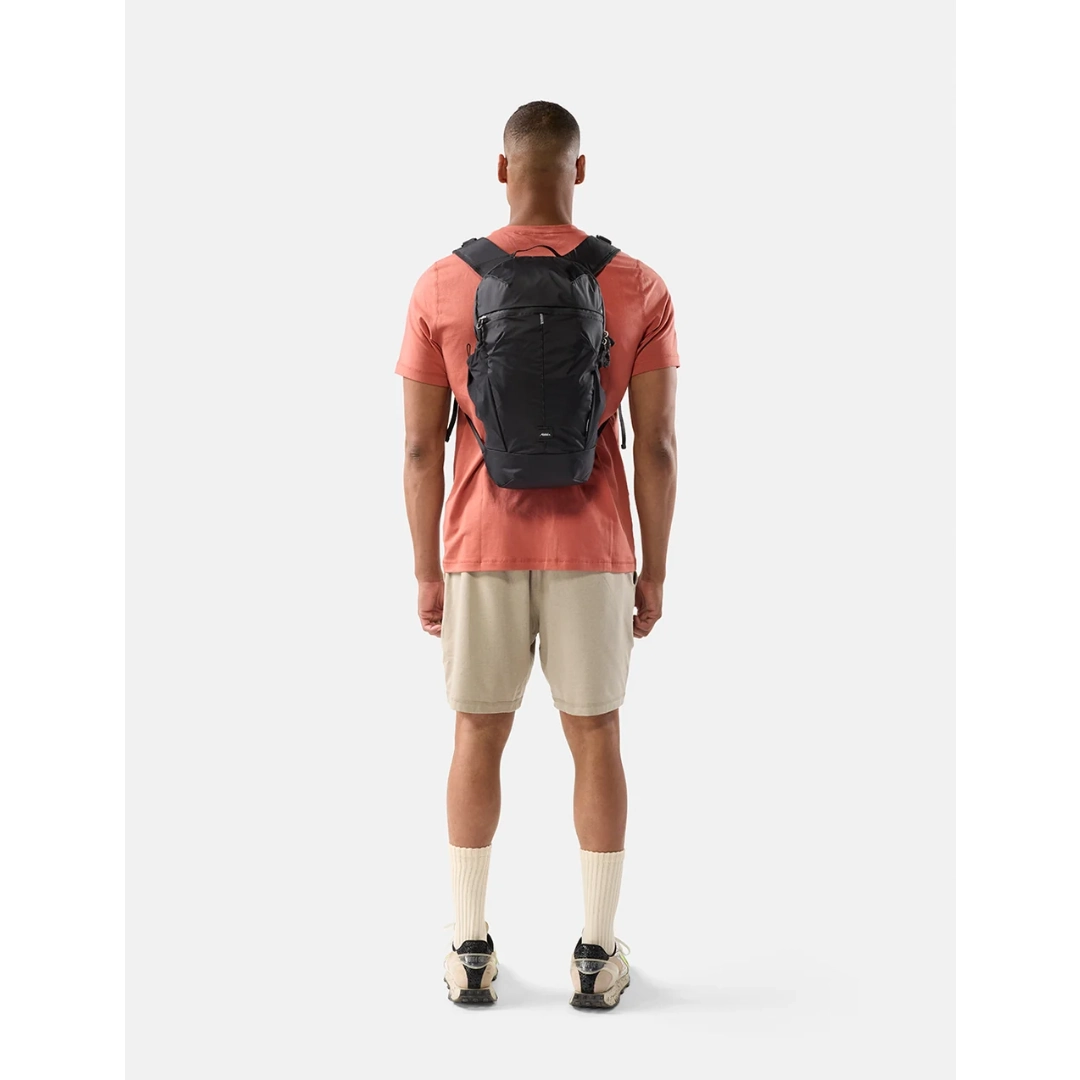 Mand med Matador 18L sort packable Daypack på ryggen