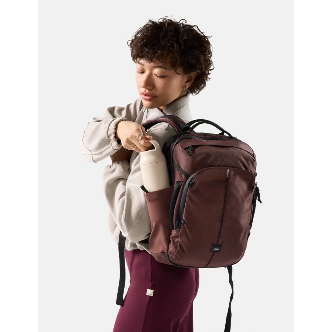Matador 18 liter personal item travel pack , garnet/rødbrun, med flaskelomme