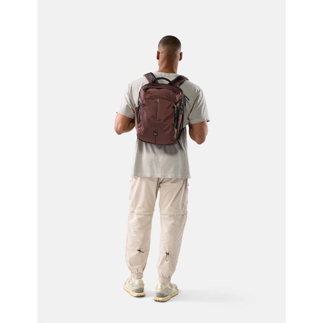 Mand med Matador 18 liter personal item travel pack , garnet/rødbrun