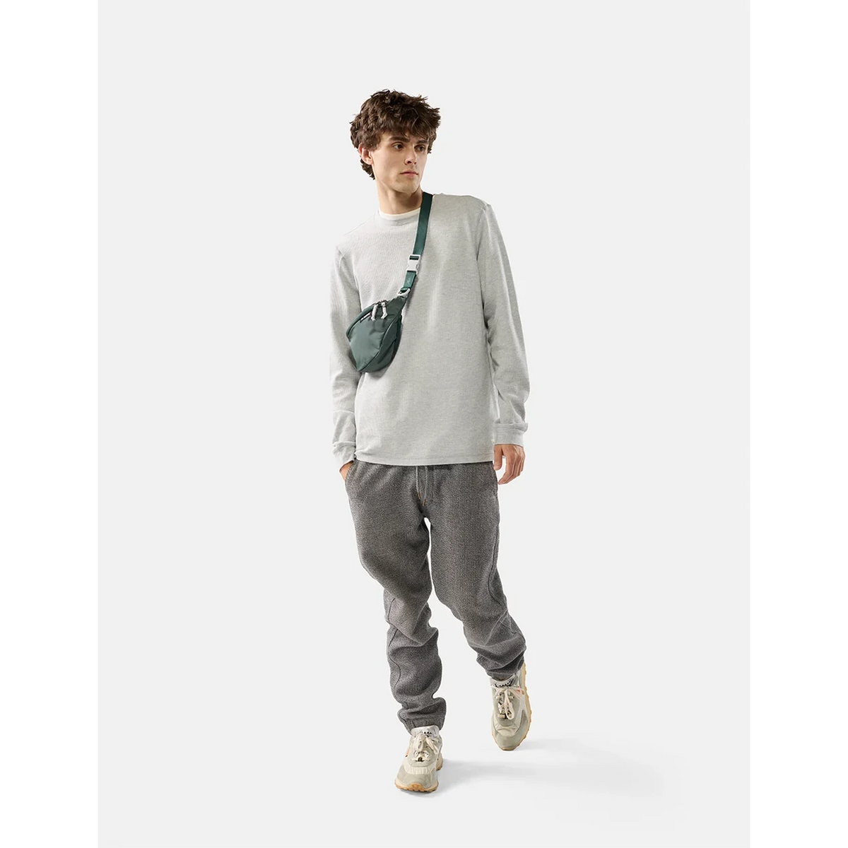 Mandlig model med Matador 2 liter lite sling, juniper/grøn