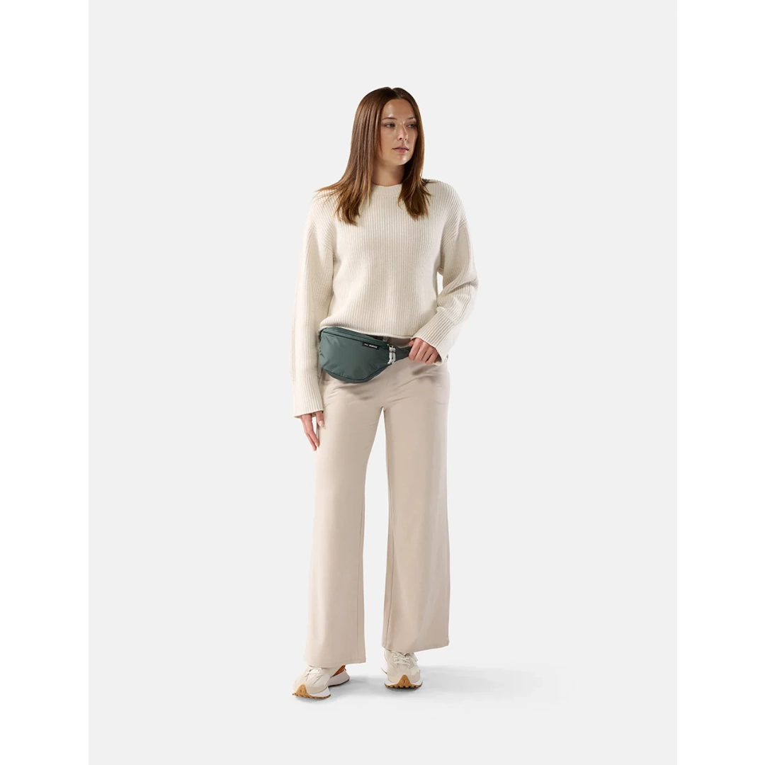 Kindelig model med Matador 2 liter lite sling, juniper/grøn