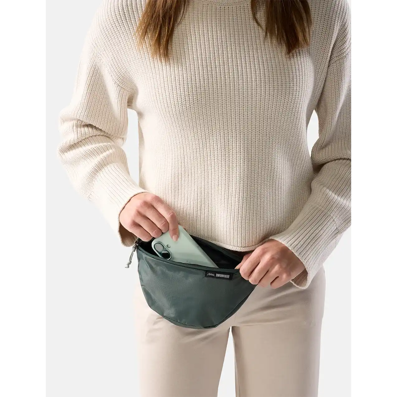 Kvindelig model med Matador 2 liter lite sling, juniper/grøn