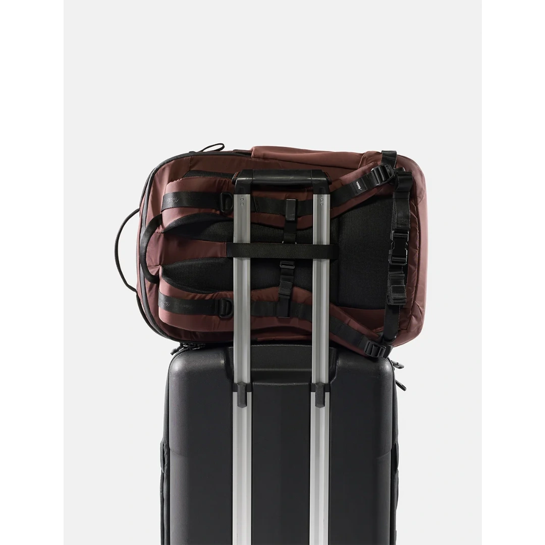 Matador 30L Carry-On Travel Pack, Garnet/Rødbrun på kuffert