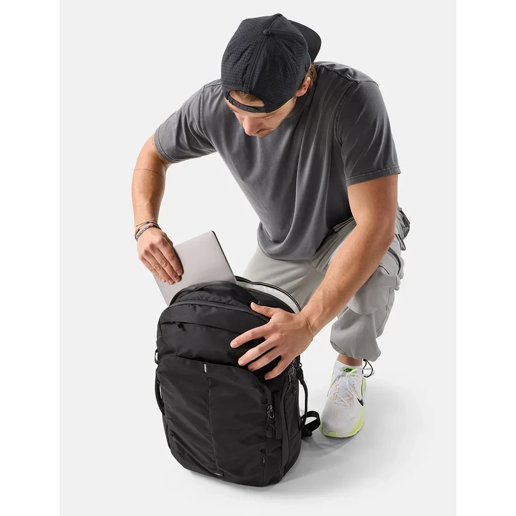 Matador 30 liter carry-on travel pack sort, pakkes med bærbar computer