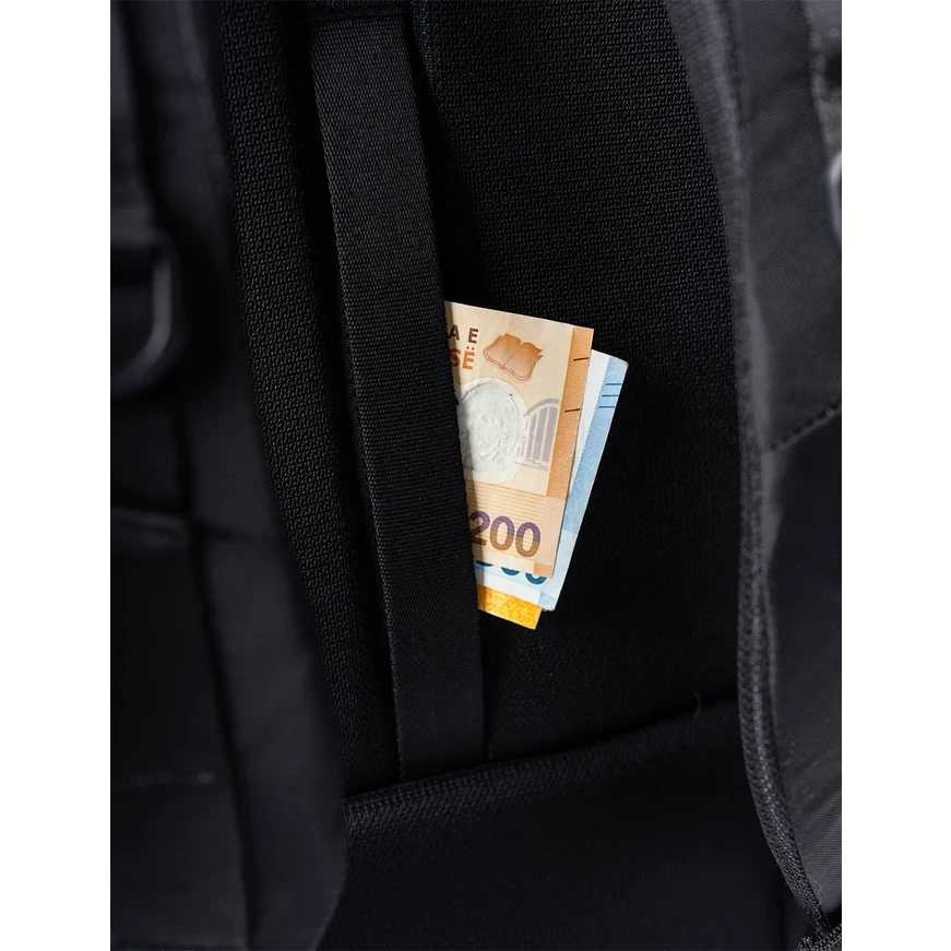 Mand med Matador 30 liter carry-on travel pack sort, Smuggler´s pocket