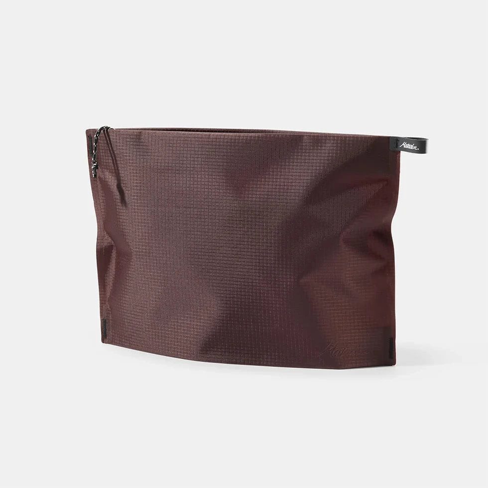 Matador flat zipper toilettaske i farven garnet