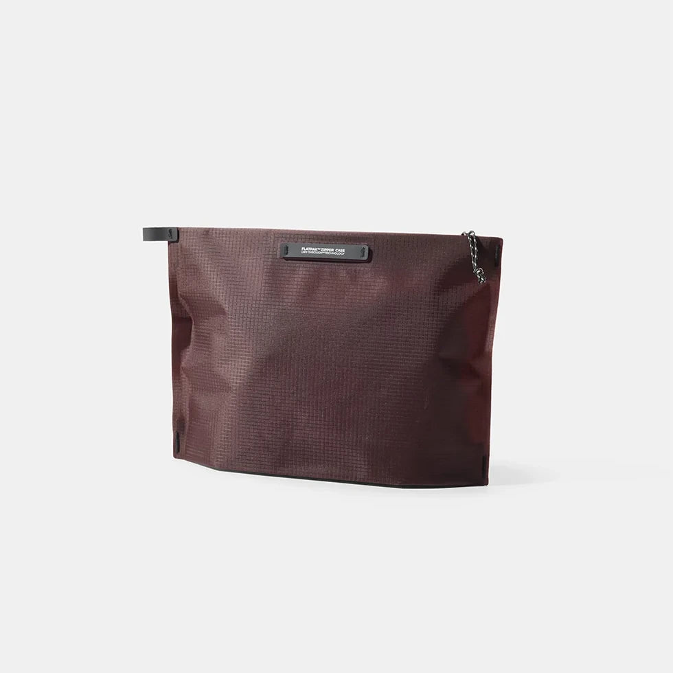 Matador flat zipper toilettaske i farven garnet
