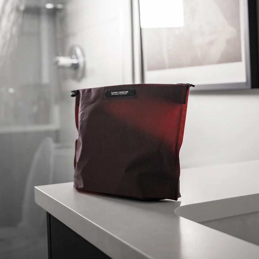 Matador flat zipper toilettaske i farven garnet i miljø