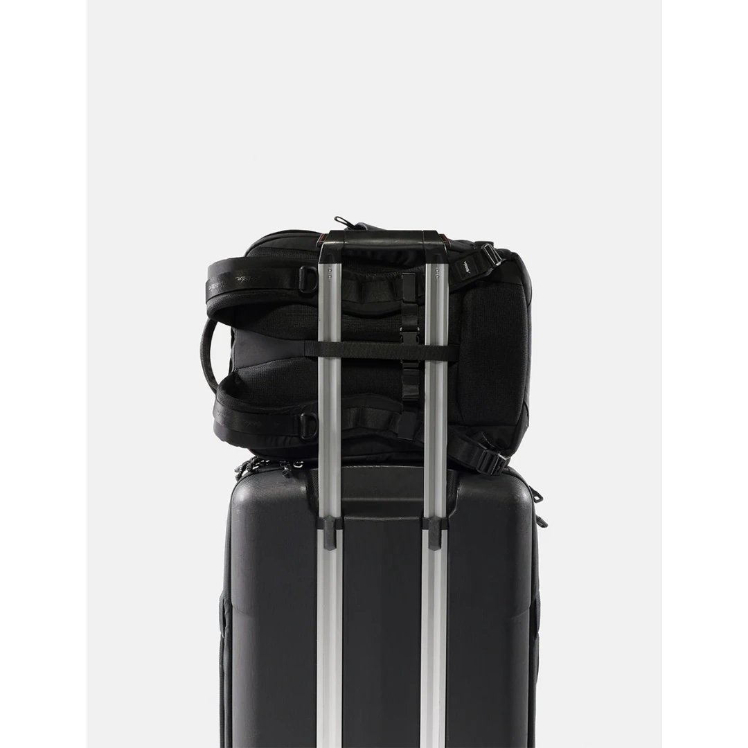 Matador 18 liter Personal Item Travelpack, sort, på kuffert