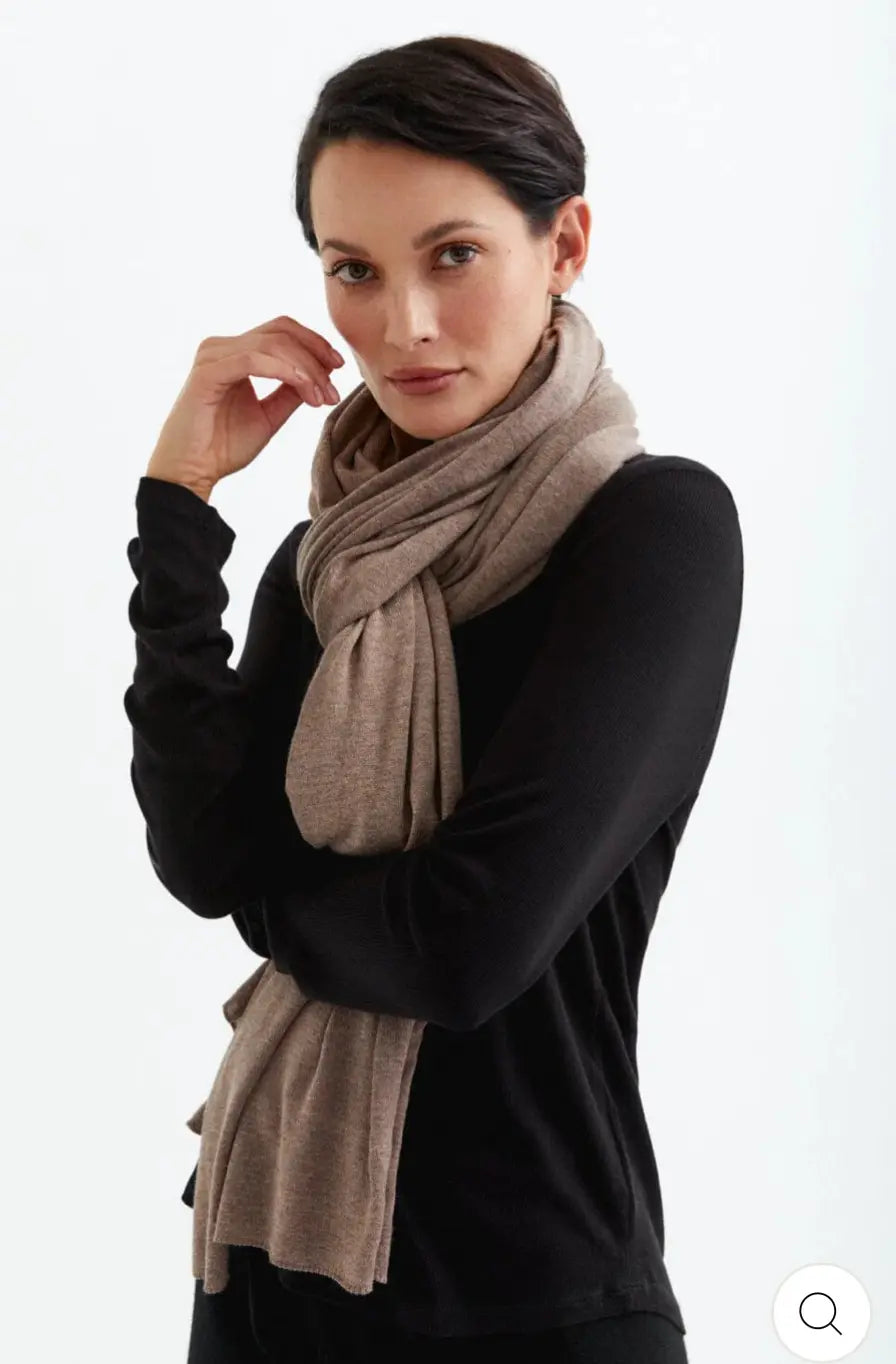 Kvinde med dobbeltfoldet mirja oversized scarf