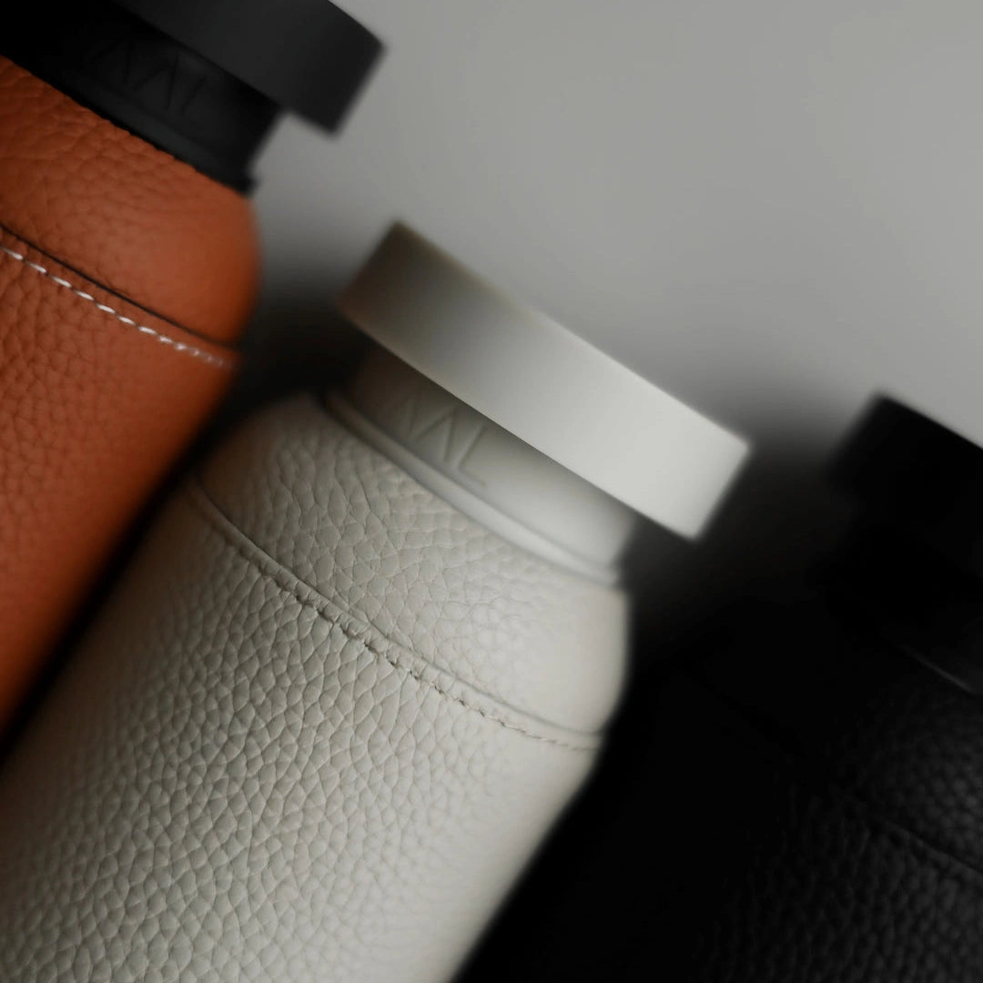 NAAL drikkeflaske med gråt lædersleeve