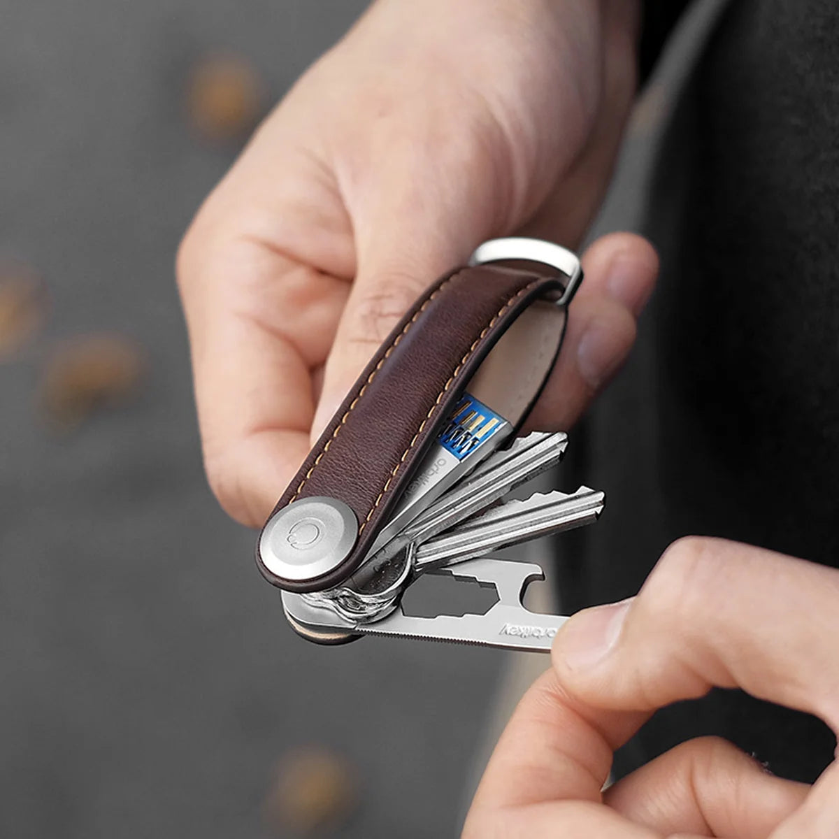 Orbitkey Leather Key Organizer Espresso/brun med nøgler i hånd