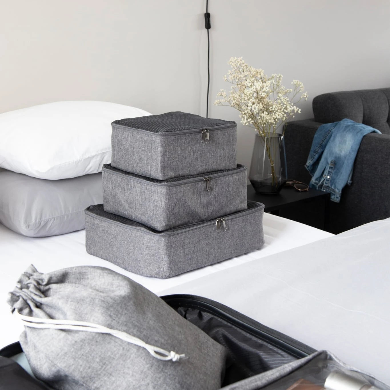 grå packing cubes og organizers i kuffert