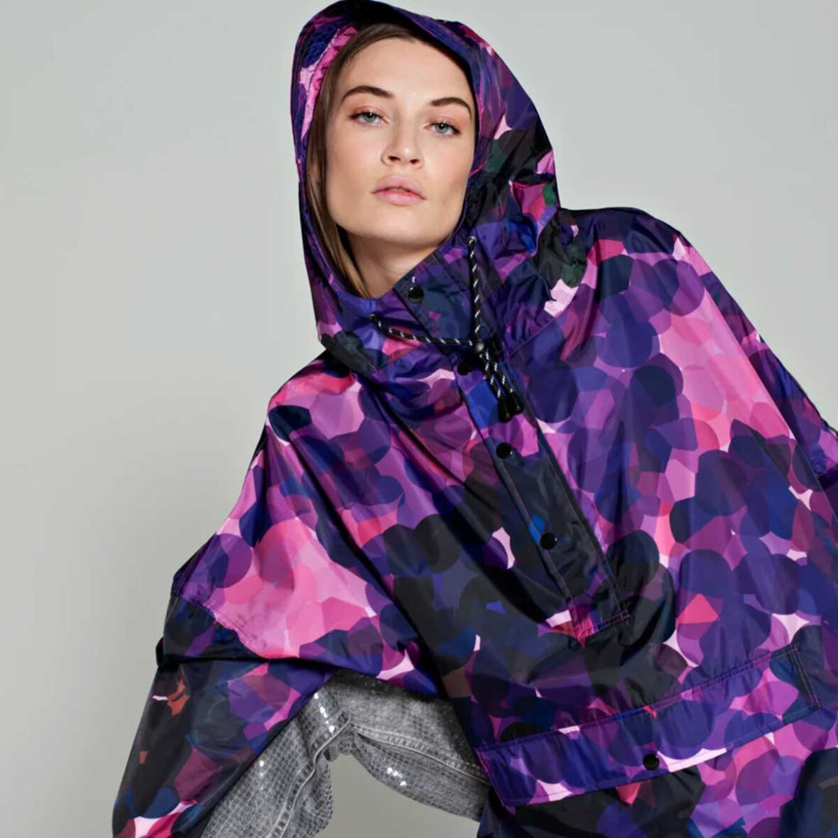 rainkiss regnponcho, city lights, closeup