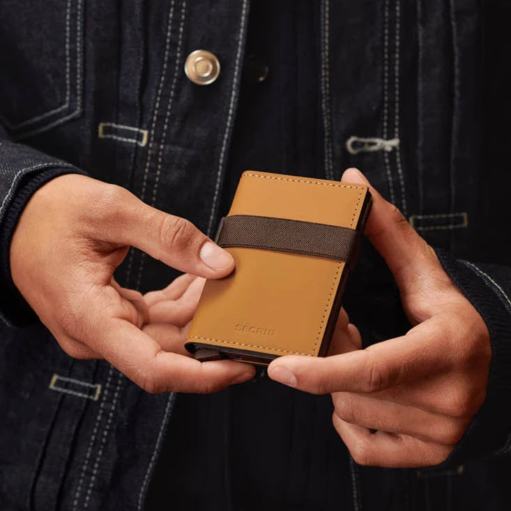 Model med Secrid Band Wallet Matte Toffee