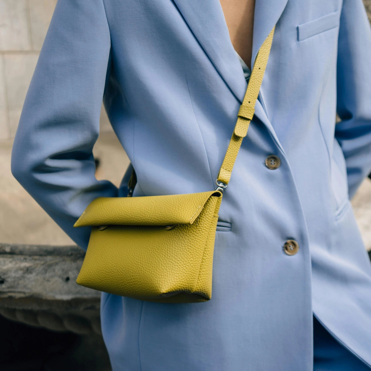 Dame med flot grøn skuldertaske