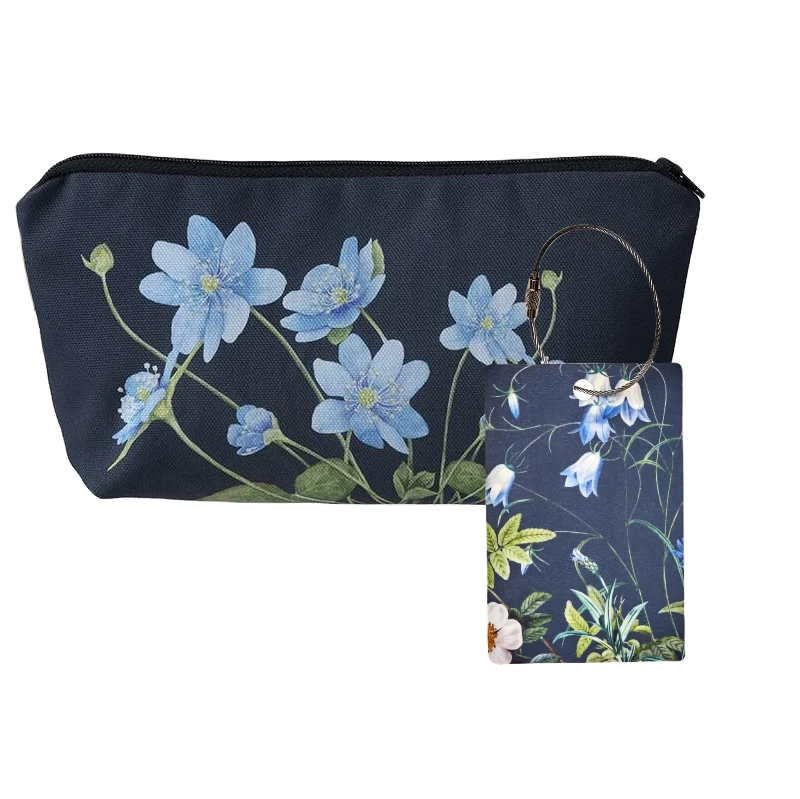 koustrup blå blomst toilettaske og kuffertmærke