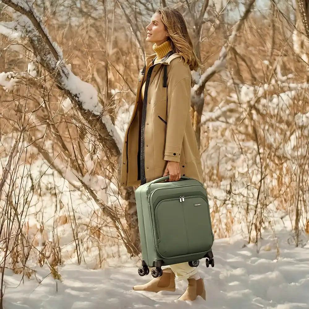 Kvinde med Travelite Priima Olivengrøn kabinekuffert
