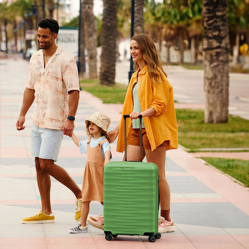 familie med travelite Mooby grøn kuffert