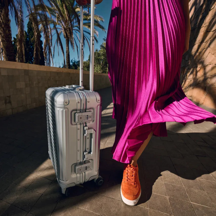 kvinde med travelite next kabinekuffert