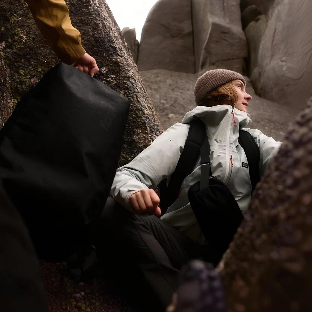 Model med Bellroy Venture Grab Pack og VentureRady sling
