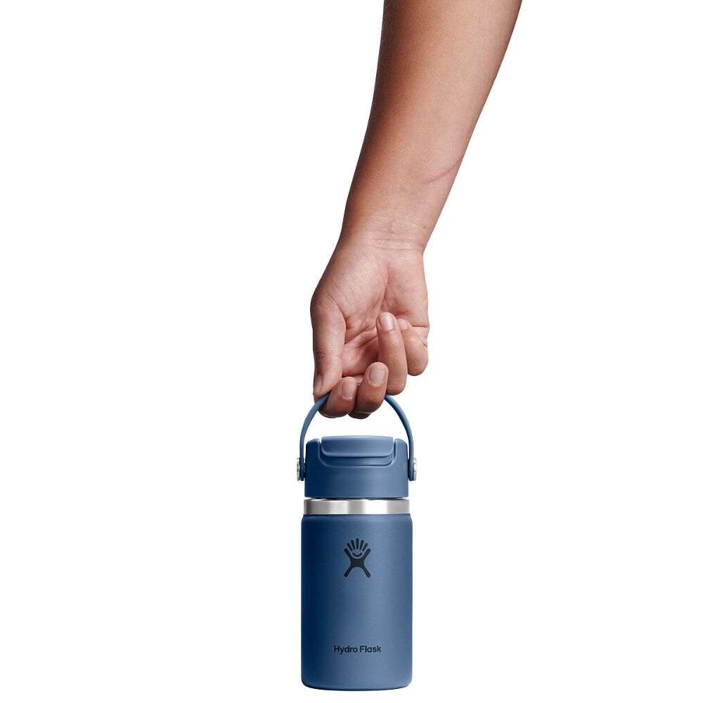 Hydro Flask Termoop 355 ml med fliplåg i harbour blue i hånden