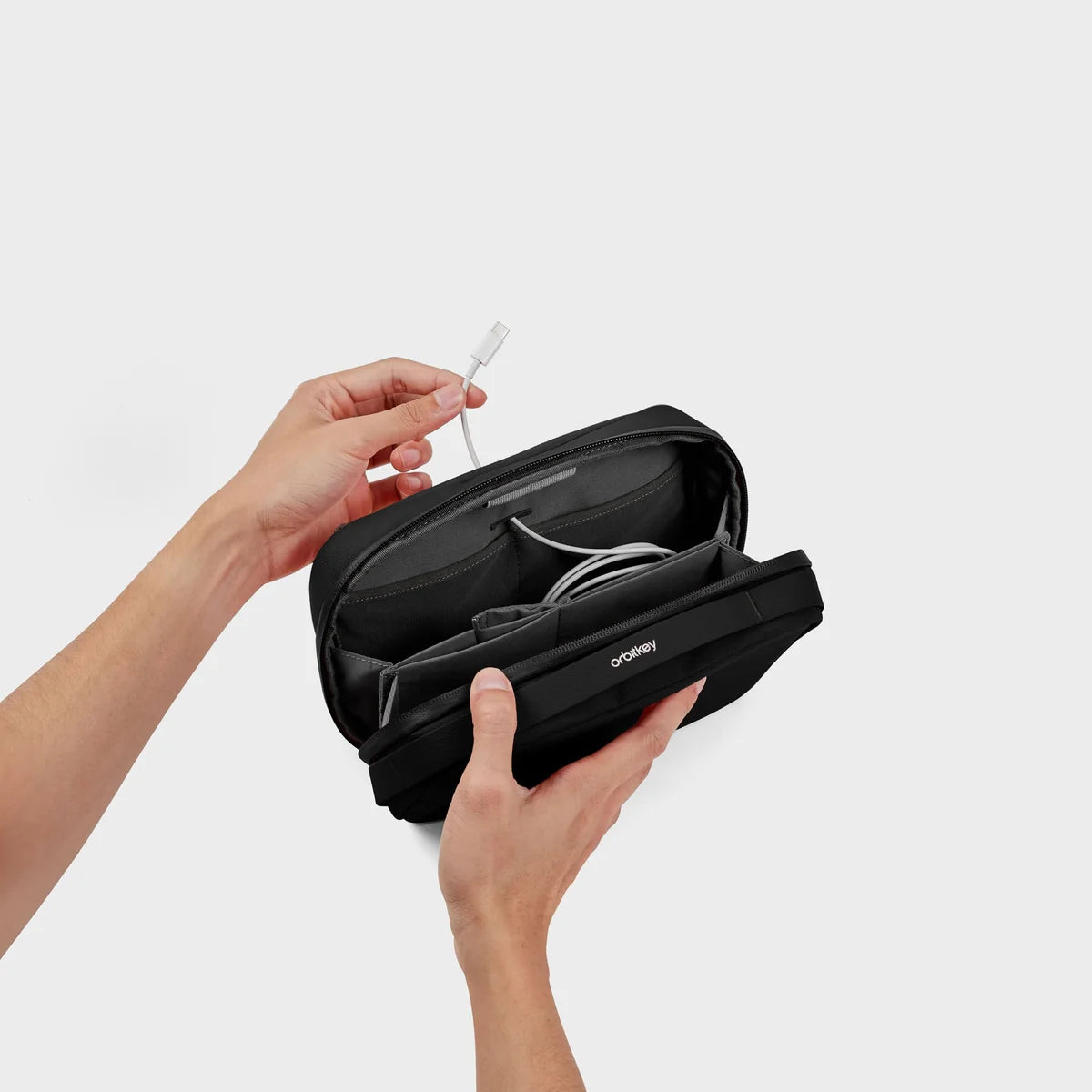 Orbitkey 2 in 1 Tech Pouch Sort, kabelføring via lynlåslomme