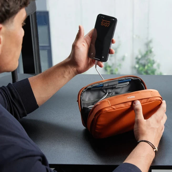 Orbitkey 2 in 1 Tech Pouch orange med kabelføring