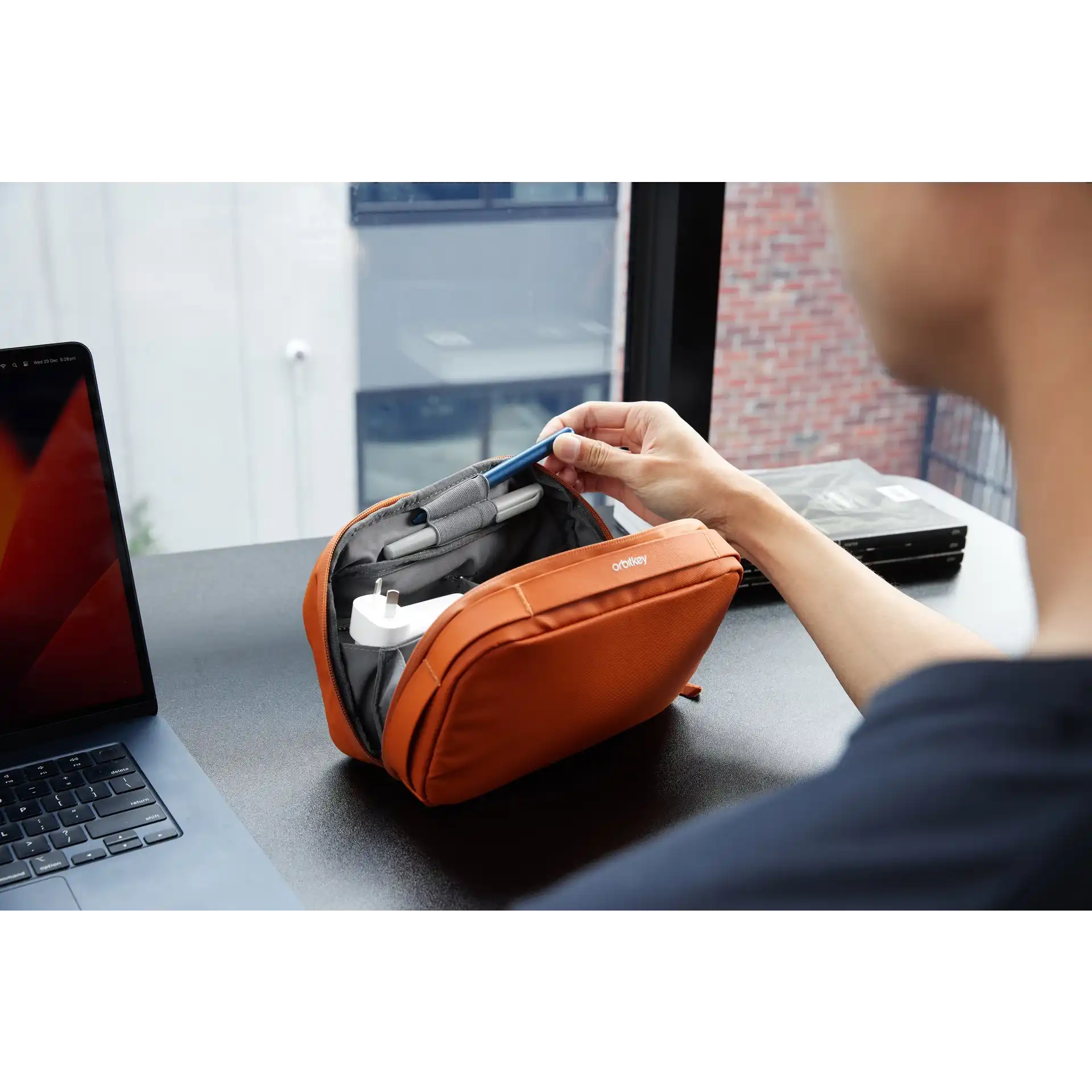 Orbitkey 2 in 1 Tech Pouch Sort ved skrivebordet