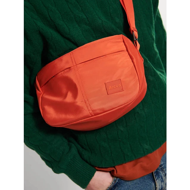 mdel med Orange Arcus crossbody taske