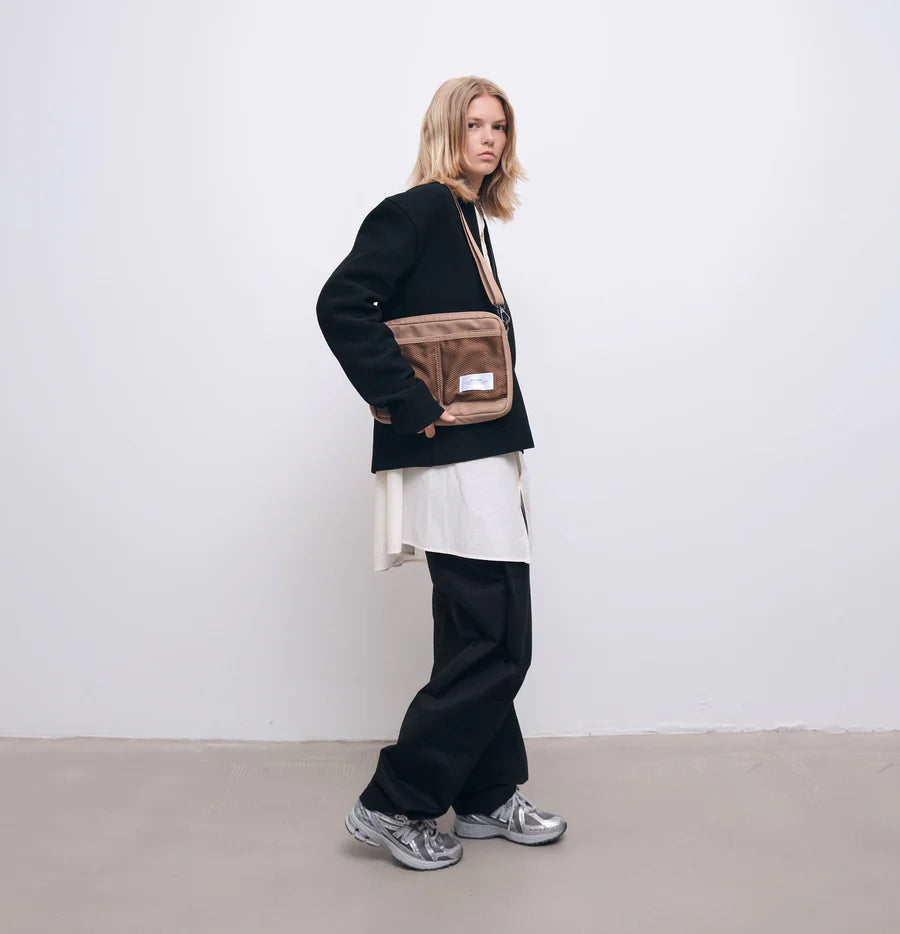 Kvinde med AY Studios Crossbody bag brun