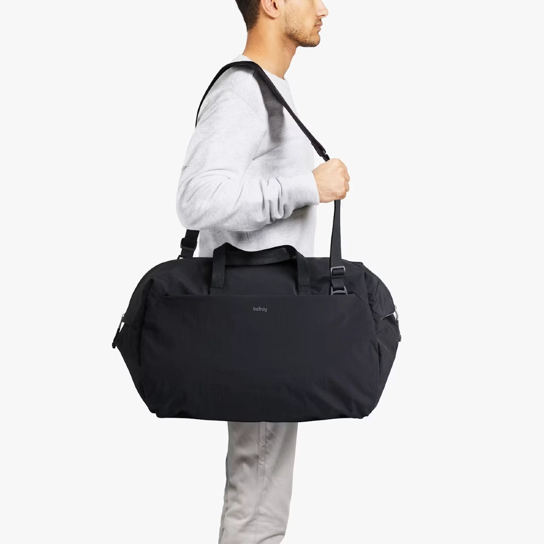 Bellroy Lite Duffel 40 liter, Sort, med mandlig model