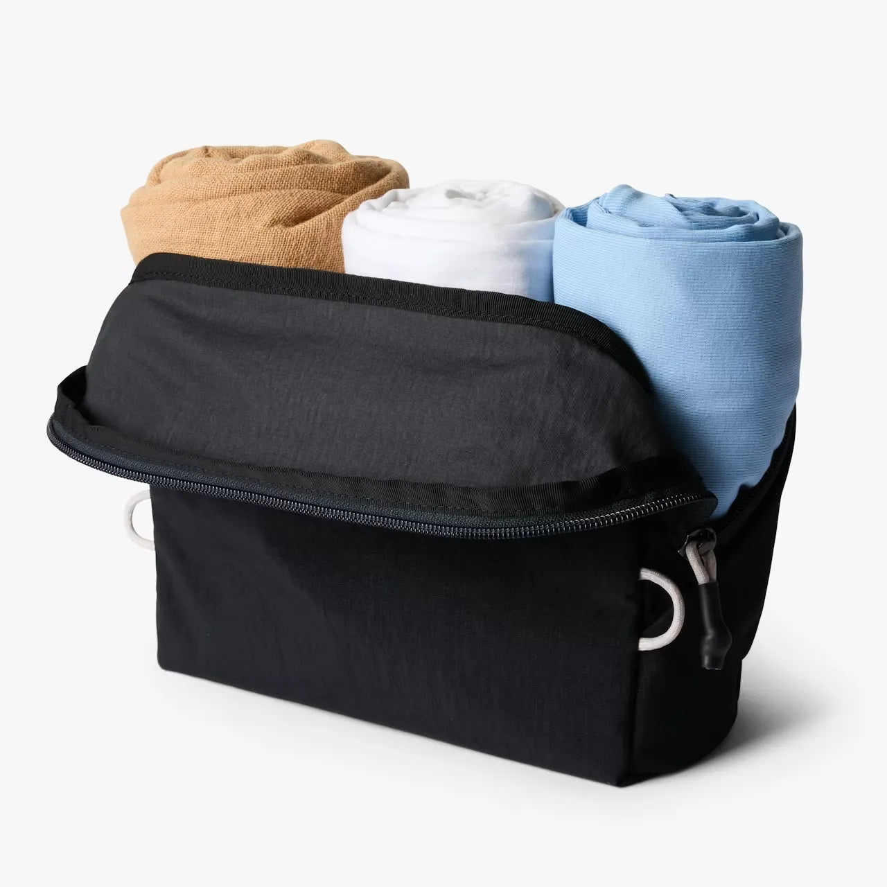 Bellroy Lite Packing Pouch 3 liter sort med indhold bagfra