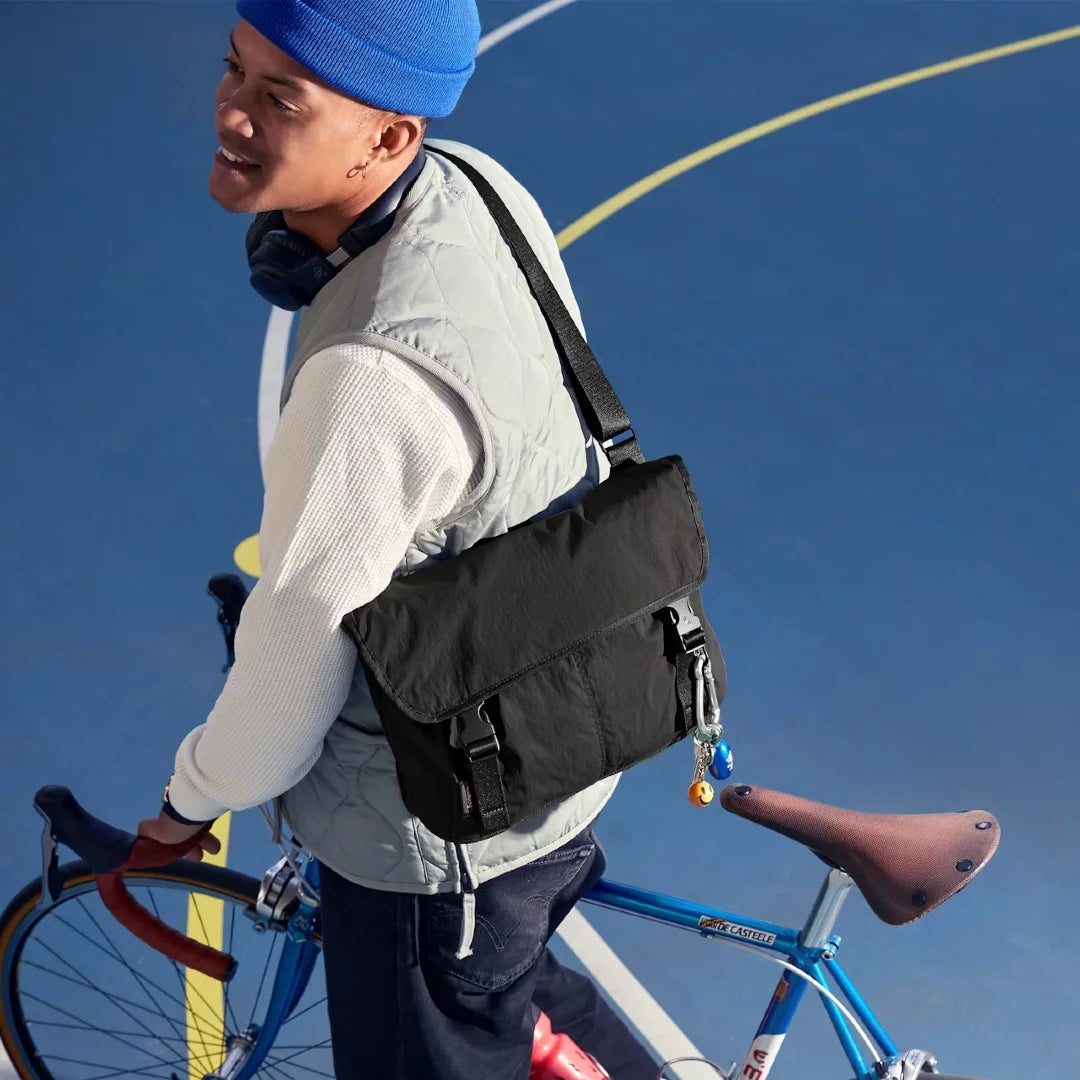 Mand med Bellroy Cinch Mssenger på cykel
