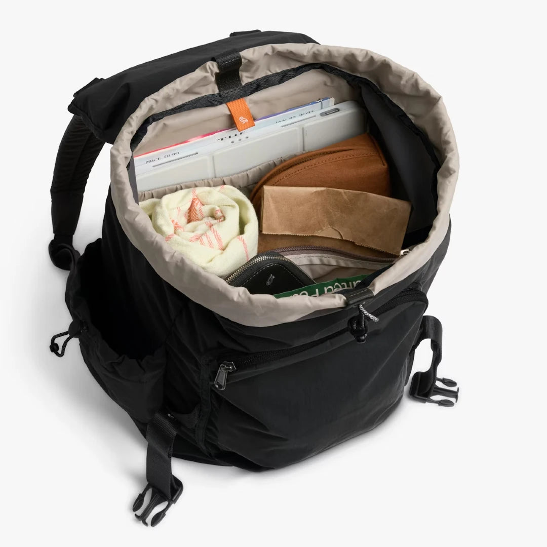 Bellroy Cinch Sort Rygsæk, åben