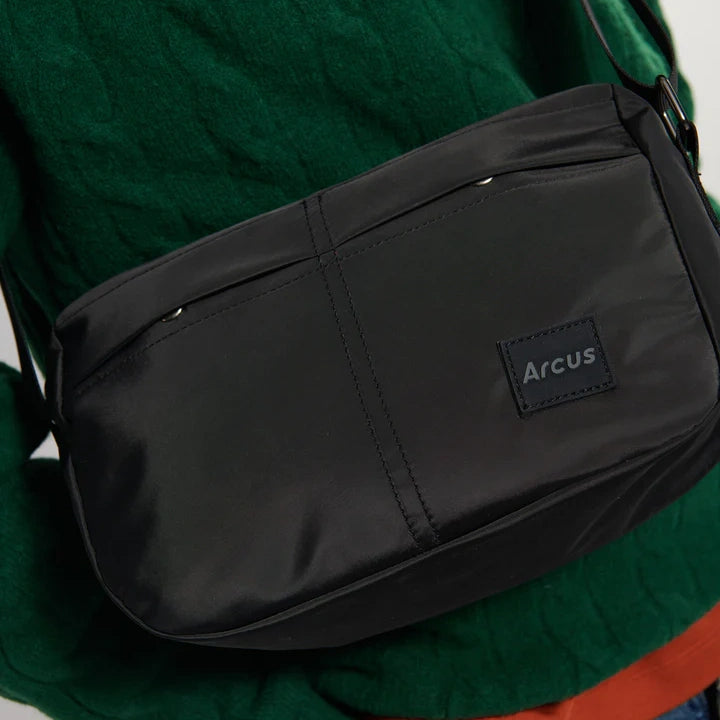 Arcus lille sort crossbody taske