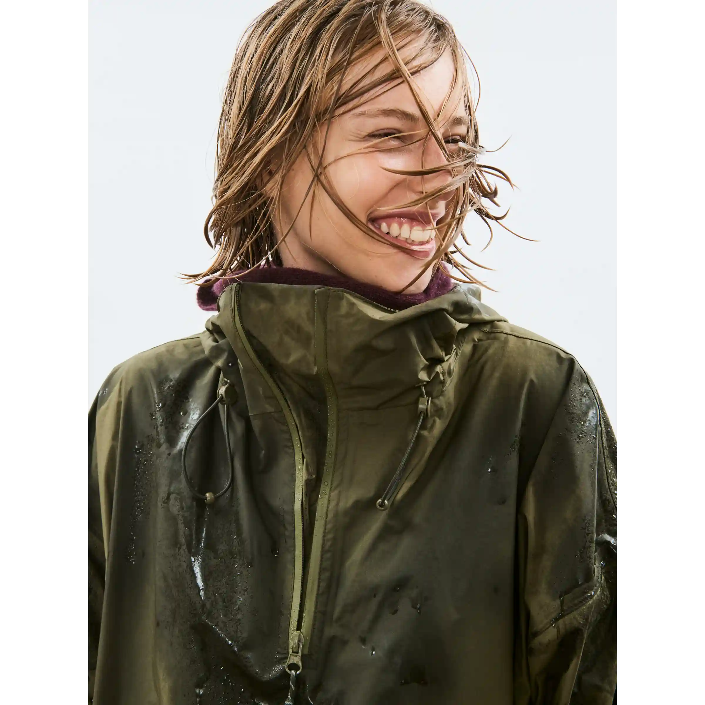 Model med Day Olive regnanorak