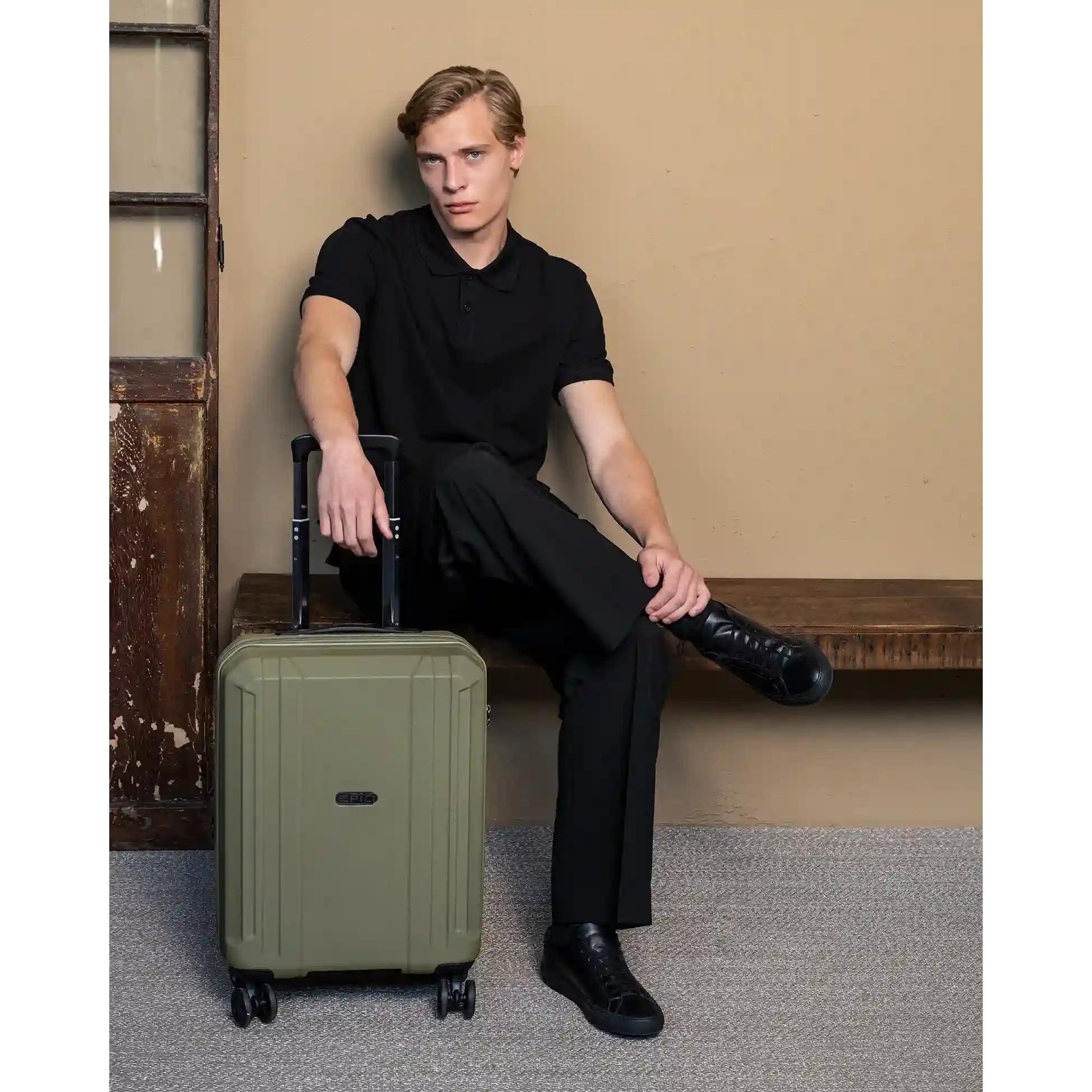 Model med kufferten Epic Airwave Neo i farven Martini Olive