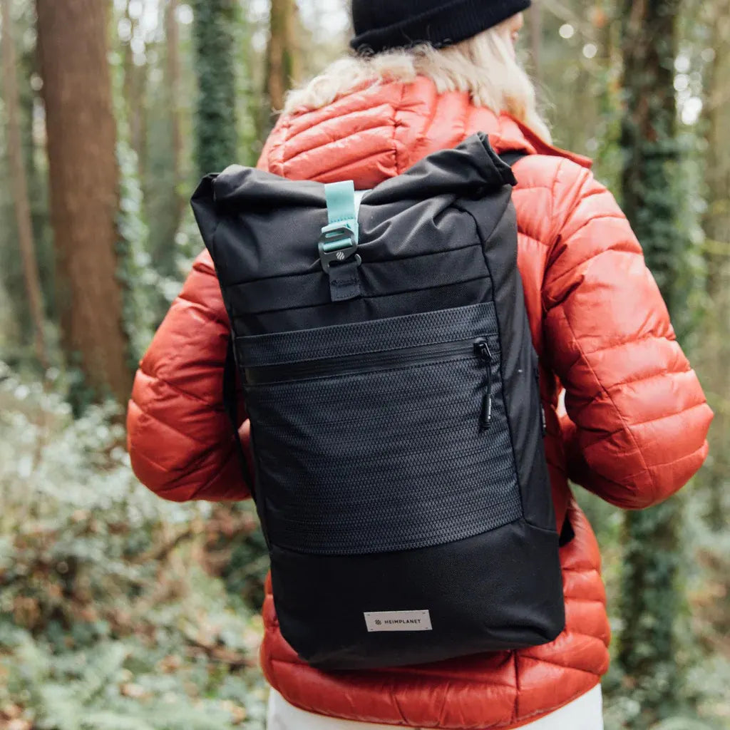Kvinde med Heimplanet Commuter Pack Mørkegrå