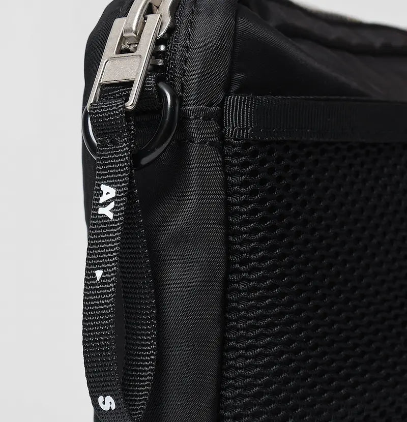 Ay sort crossbody lynlås detalje