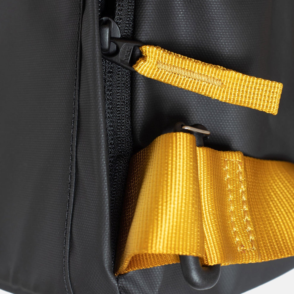 Kiwee sort firkantet rygsæk med gule detaljer